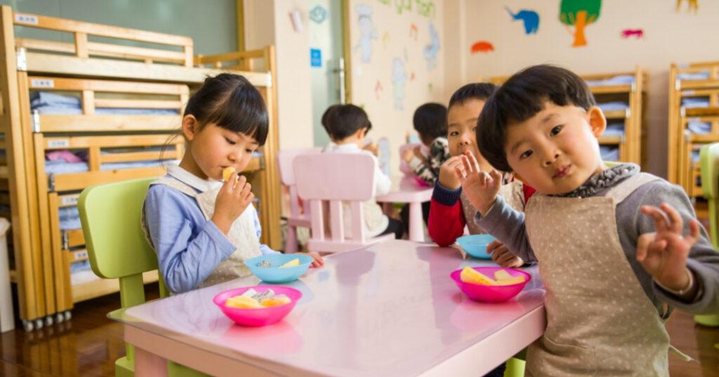 6 interesting points help in improving your toddlers eating habits at daycare. Including ways to deal with a picky eater and try making nutritious meals.